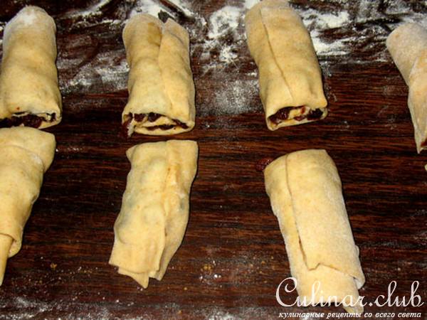 Улитки из творожного теста с изюмом и корицей