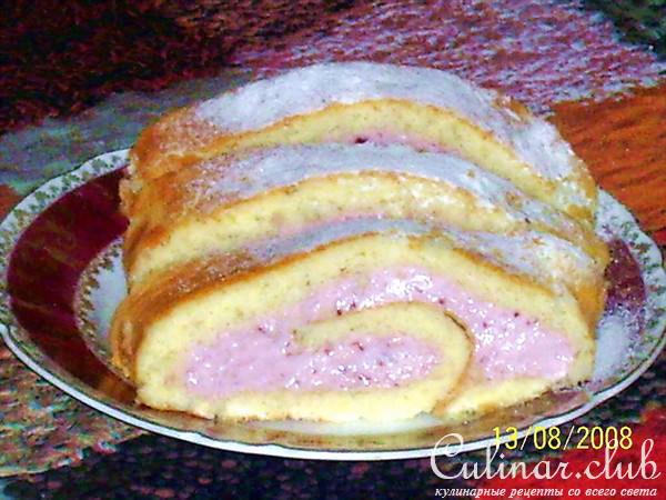 Бисквитный рулет с творогом и клубникой