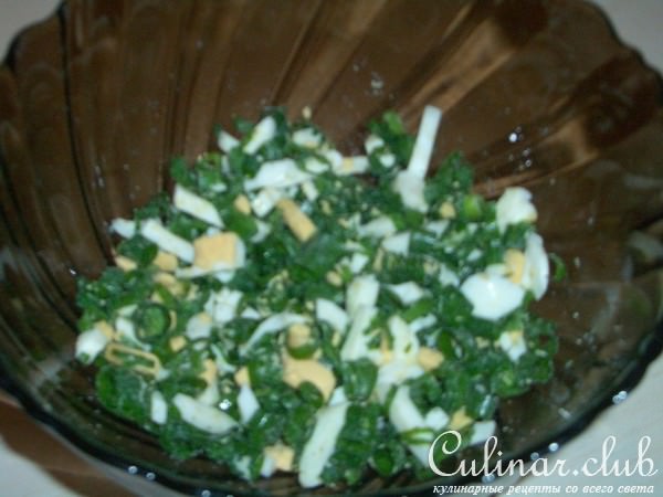 Рулет с яйцом и луком