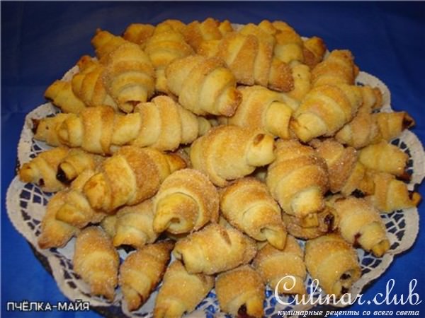 Рогалики с вишней и сгущёнкой.