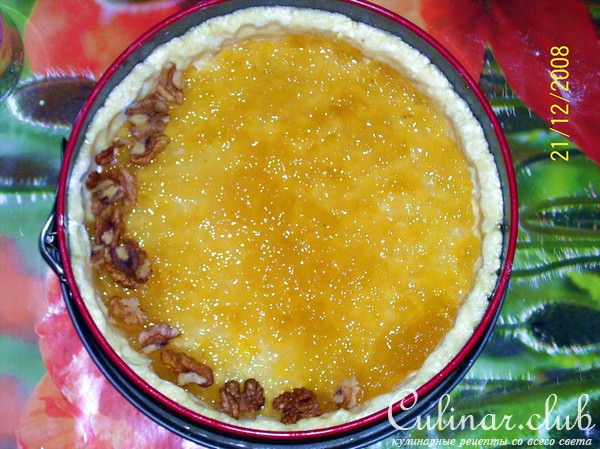 Песочный пирог с ананасовым конфитюром , грецким орехом и сметанным суфле