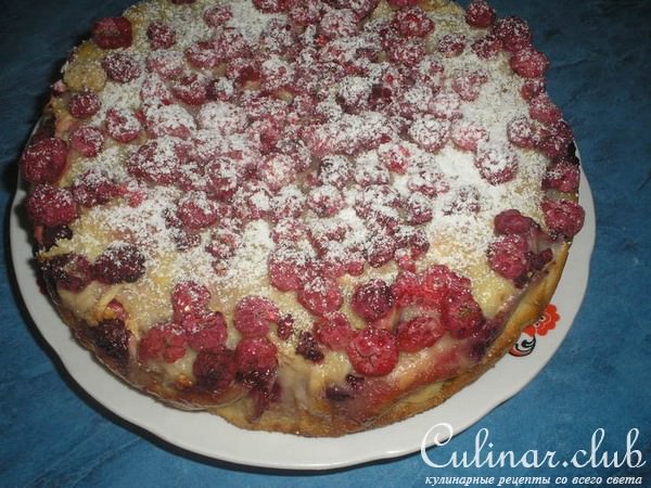 Пирог с вишнями, яблоками и малиной