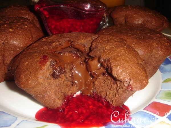 Шоколадные кексы с малиновым соусом