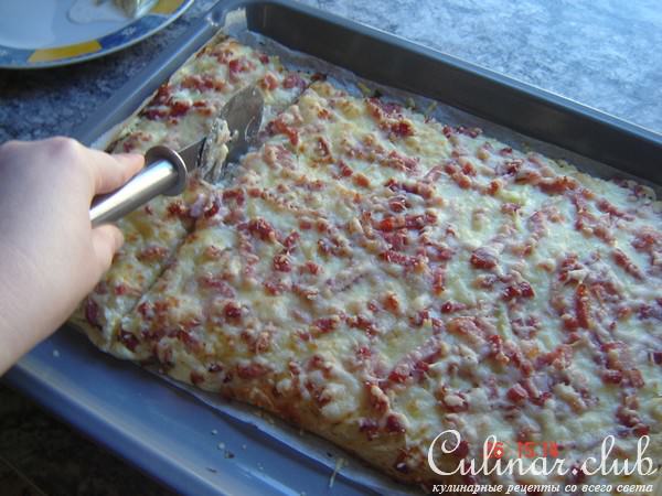 Фламмкухэн (луковая пицца)