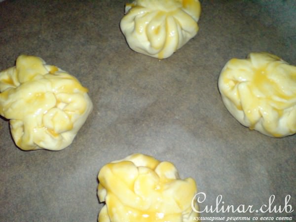 Camembert в слоёном тесте с миндалём и брусникой