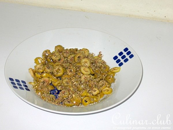 Хлеб с маслинами и орегано.