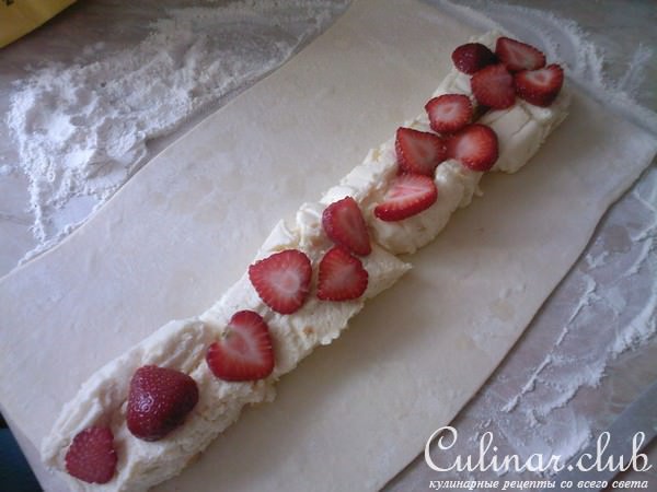 творожный рулет с клубничным соусом