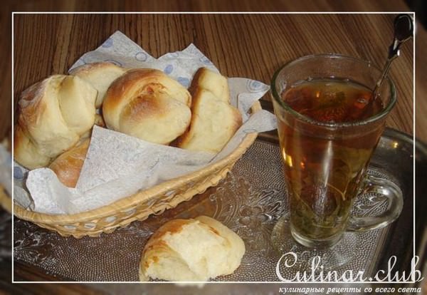 Дрожжевые слоеные булочки с сыром