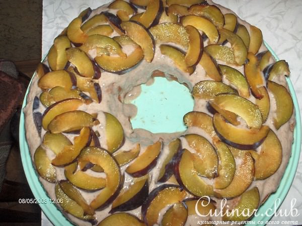 Бананово-сливовый манный кекс