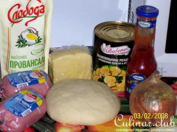 Пицца с жаренным луком