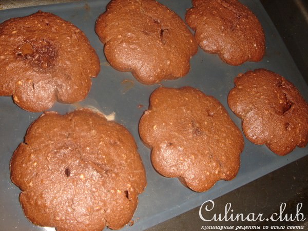 Шоколадные кексы с малиновым соусом