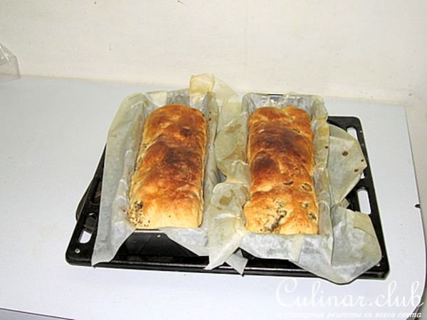 Хлеб с маслинами и орегано.