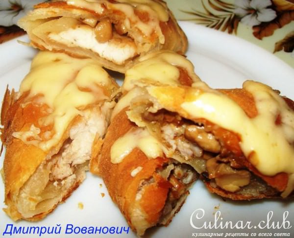 Палочки слоеные с курицей и грибами.