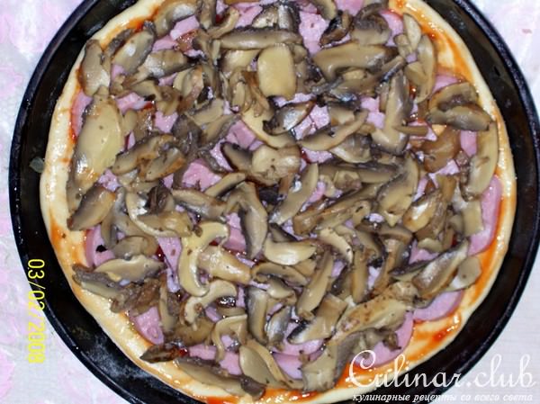 Пицца с жаренным луком
