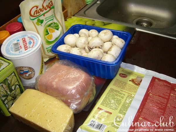Пирог грибной с ветчиной и сыром