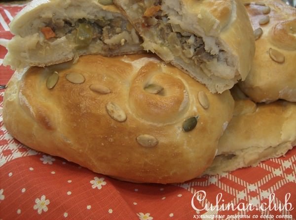 Мини-кулебяки с индейкой и тушенной капустой