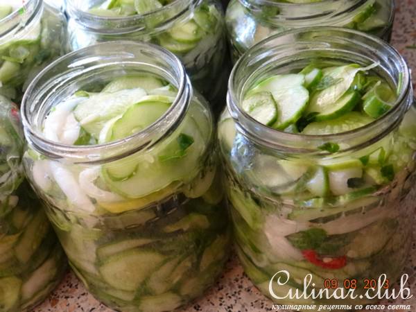 Огуречный салат с луком и чили (стерилизация - мультиварка, вариант)