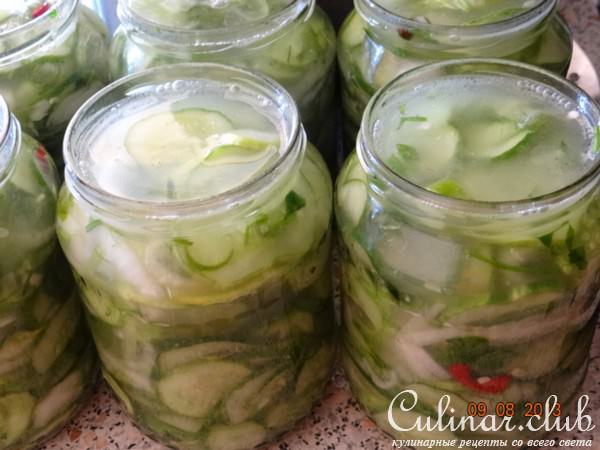 Огуречный салат с луком и чили (стерилизация - мультиварка, вариант)