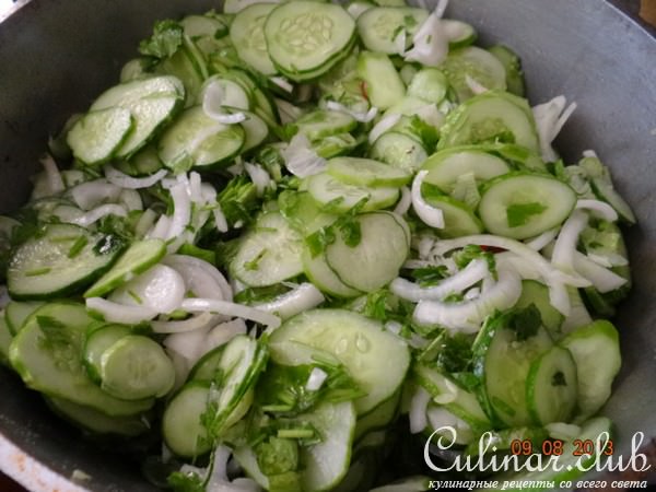 Огуречный салат с луком и чили (стерилизация - мультиварка, вариант)