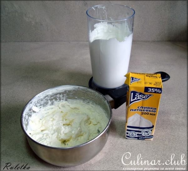 Мусс из сметаны с малиновым соусом.